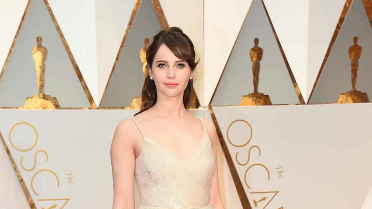 Felicity Jones con un look muy de princesa en los premios Oscar