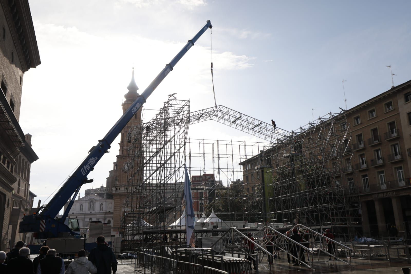 EN IMÁGENES | Comienza el desmontaje del escenario principal de la plaza del Pilar