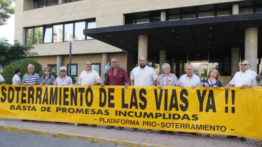 Miembros de la Plataforma, en la puerta de la Consejería en junio de 2014, cuando se reunieron con Campos.