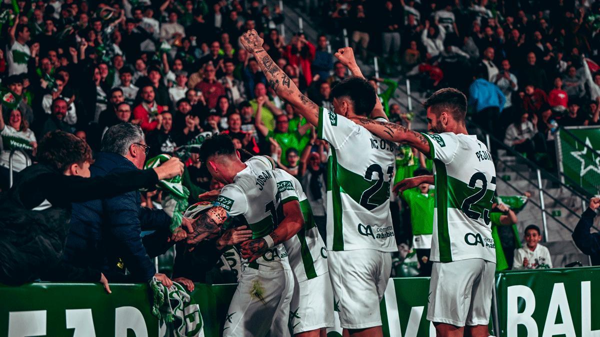 El Elche celebra la victoria con la afición frajiverde