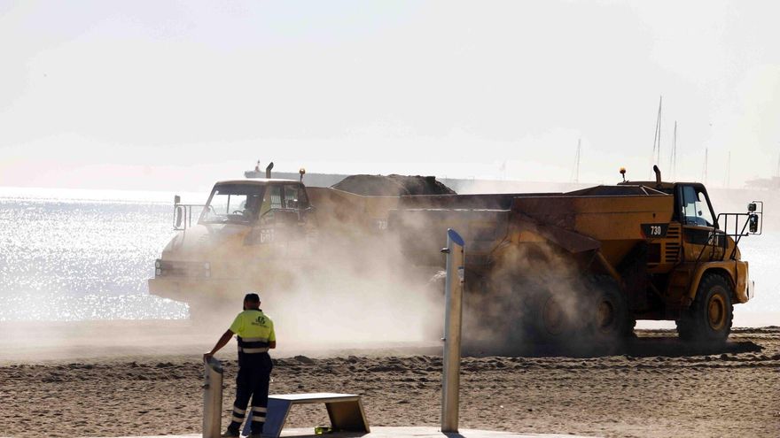 Trabajos de mantenimiento en la playa de la Malagueta