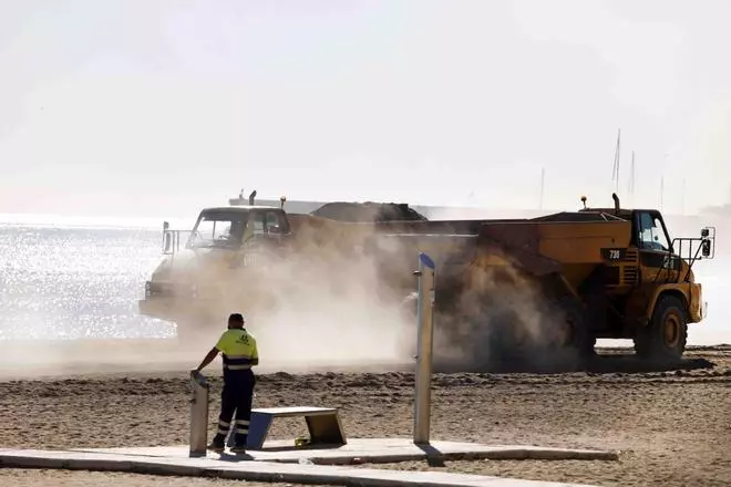 Trabajos de mantenimiento en la playa de la Malagueta