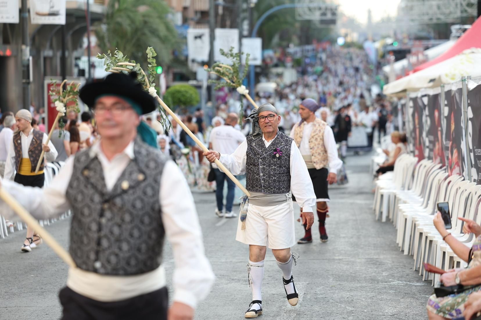 Berta y la corte completan la Ofrenda de Alicante