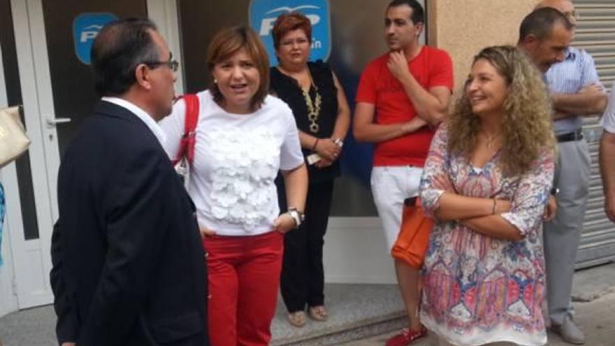 La consellera Bonig, entre Emilio Fernández y Pepa Ferrando, esperando ayer a Císcar en Redován