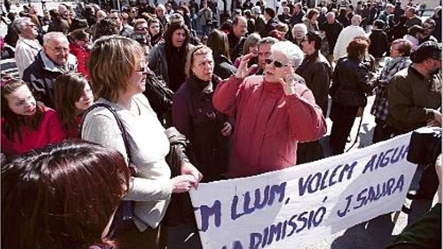 Els manifestants van tallar la carretera de Caldes a Llagostera al final de la manifestació.