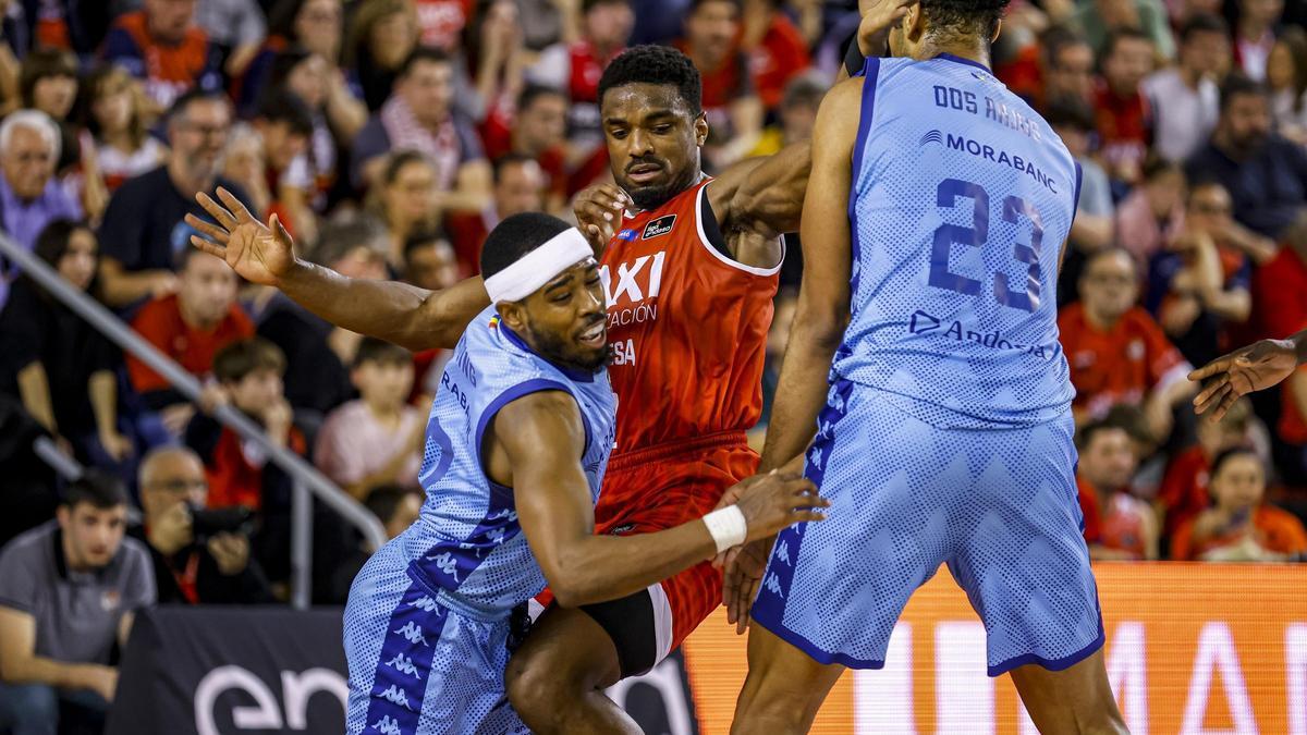 Retin Obasohan, l'home que més faltes comet de la lliga, marcant l'esmunyedís Jerrick Harding