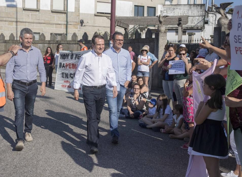 Más de un centenar de vecinos de Coruxo se echaron a la calle para reivindicar el puesto de pediatra // Cristina Graña