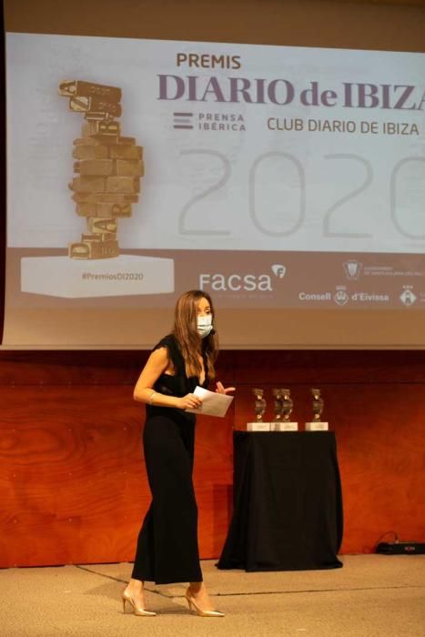 La conductora de la gala de los Premis Diario de Ibiza, Elena Gregori, delegada de IB3 en Eivissa y Formentera.