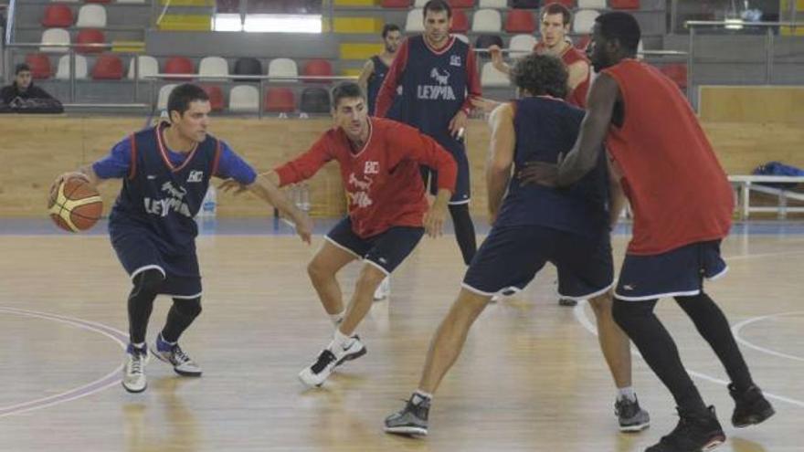 Los jugadores del Leyma Natura, durante el entrenamiento del pasado viernes. / víctor echave