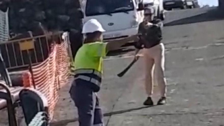Una mujer amenaza con un machete a un operario en Tenerife por estar cortada la calle