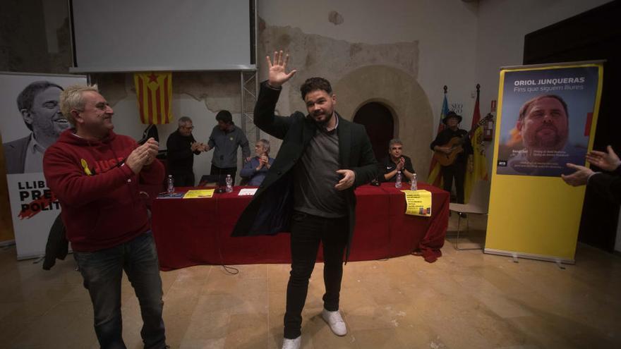 Rufián saluda al público en su conferencia en el Castell.