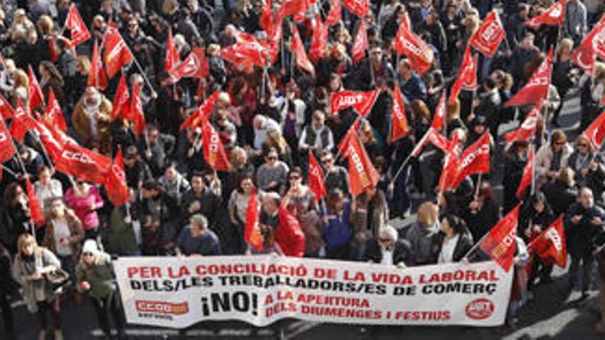 Unos 200 trabajadores, en la protesta de ayer.