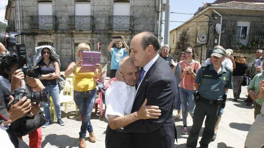 Horacio Gil abraza a su padre, Alfredo Gil, ayer, antes de acceder a la Casa Consistorial.