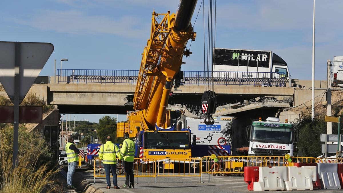 Imagen de los trabajos de reparación del puente dañado por el accidente sobre la N-332 y que ha obligado a cortar el tramo urbano de la CV-95