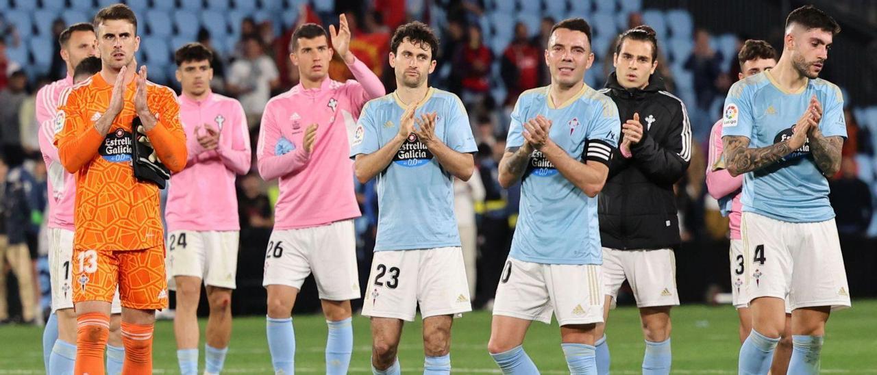 Los jugadores aplauden a la afición tras el partido contra el Mallorca en Balaídos.