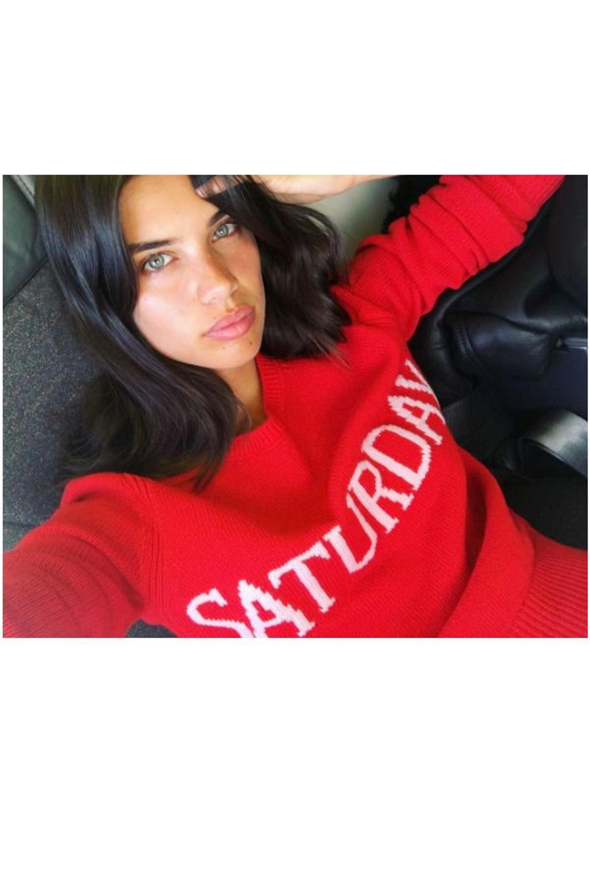 Sara Sampaio con el jersey 'Rainbow week' de Alberta Ferretti