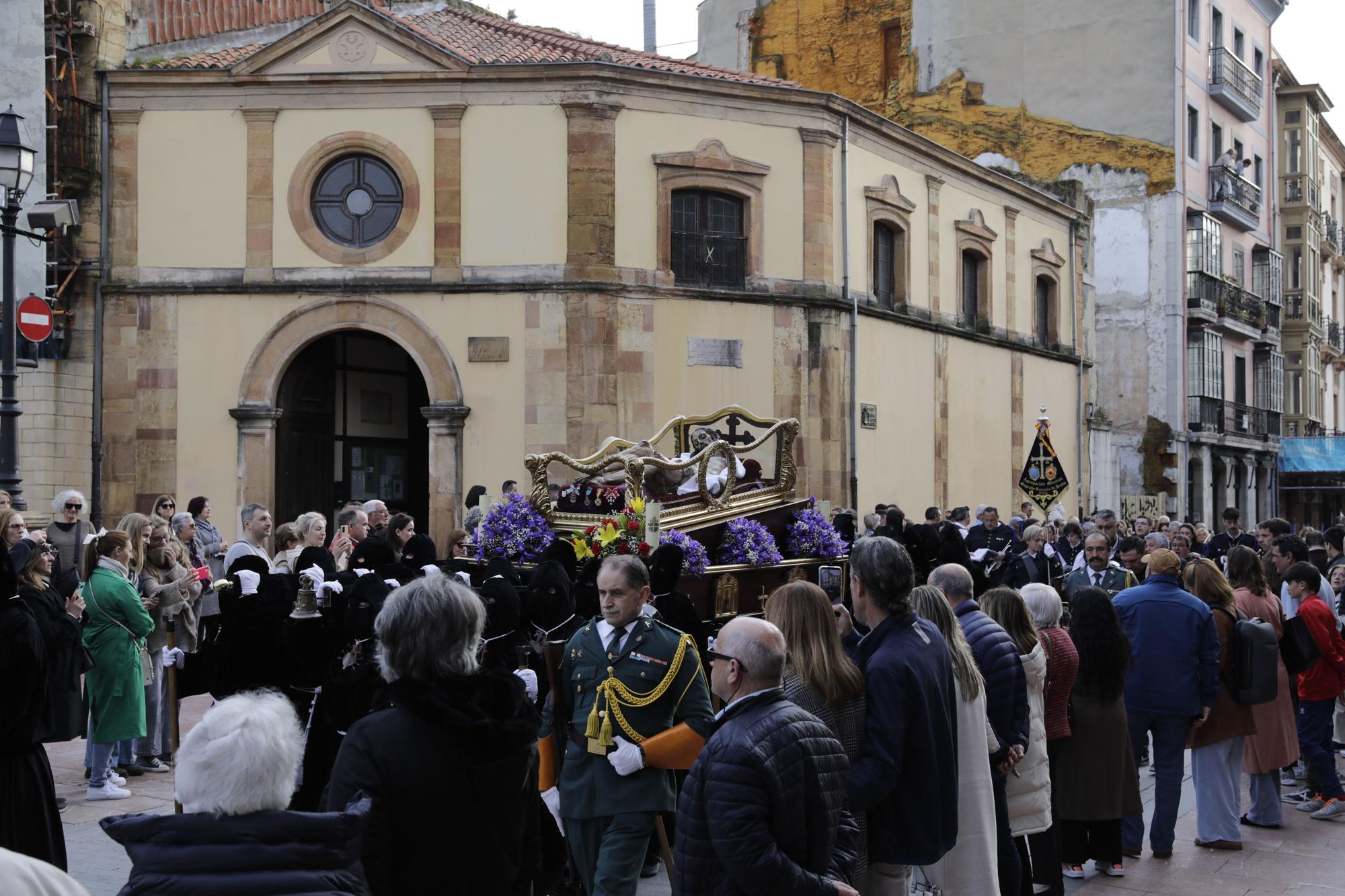 La procesión intergeneracional del Santo Entierro emociona Oviedo