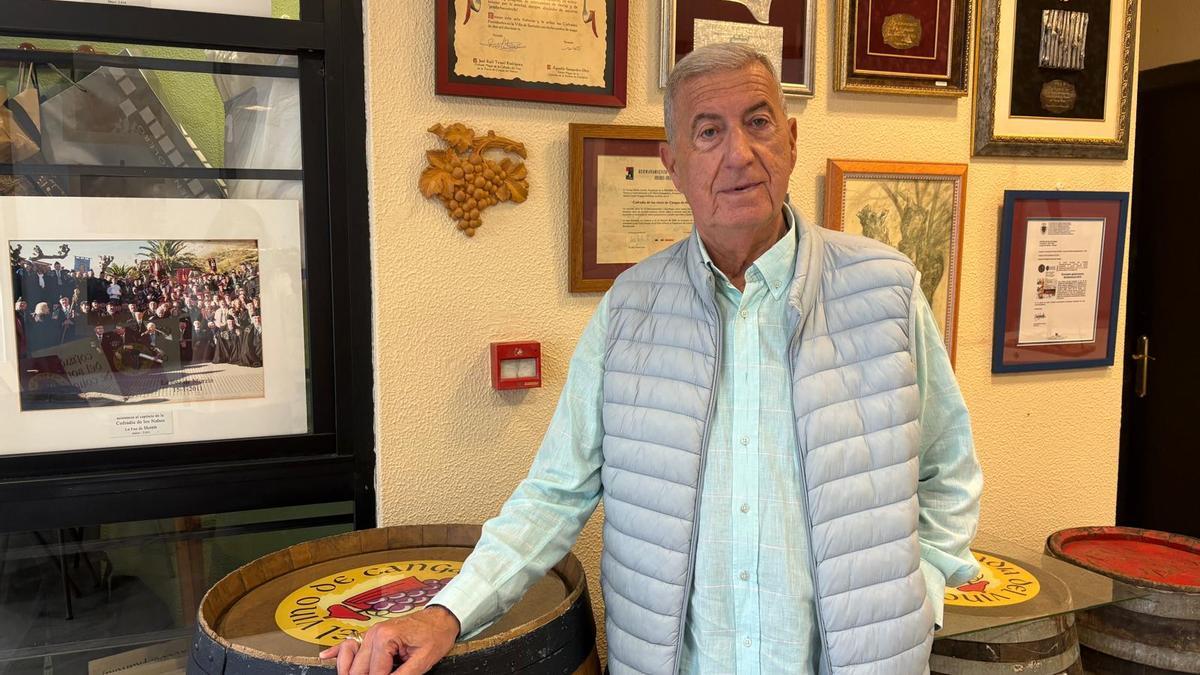Alfredo García en la sede de la Cofradía del Vino de Cangas.