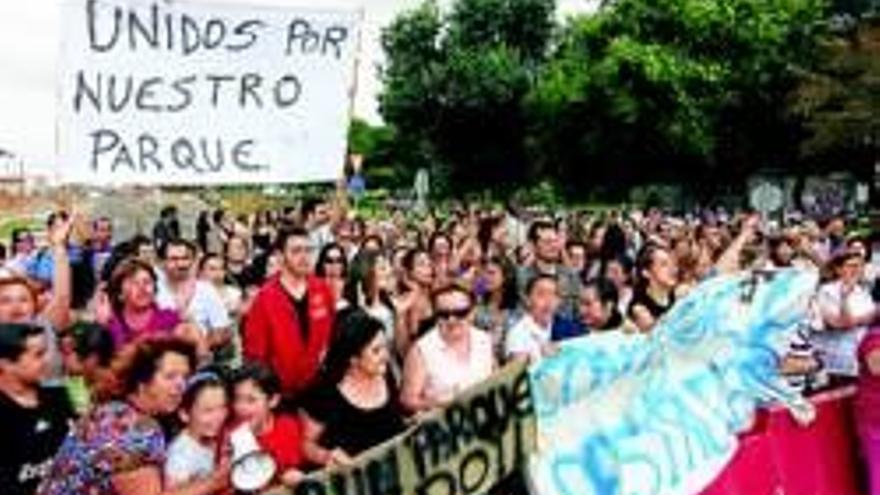 Cientos de vecinos de Villafranco cortan la N-V para que no se divida el parque