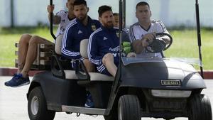 Messi y Agüero, durante el traslado al entrenamiento en Bronnitsy, cerca de Moscú.