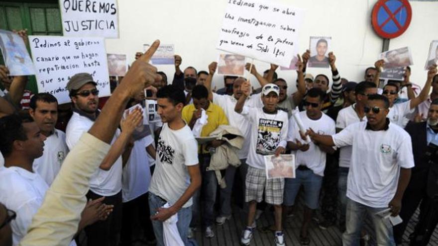 Familiares de los marroquíes de la patera piden que se frene a las mafias