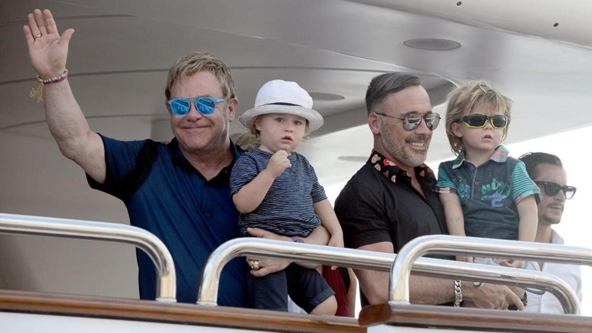 fcosculluela28147376 mas periodico elton john and david furnish visiting lili saf170131223911