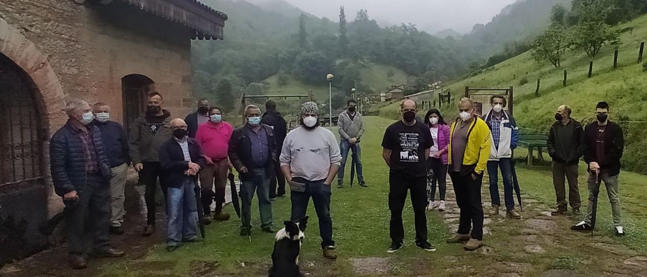 Ganaderos del Llosorio, el año pasado, durante una protesta. | D. M.