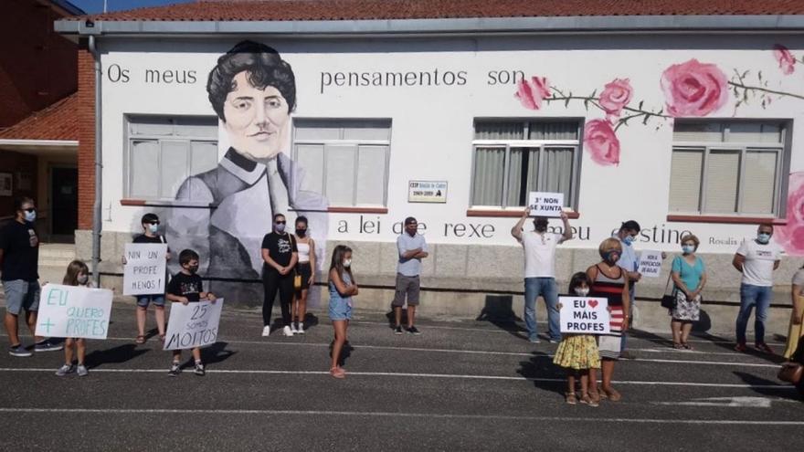 Las familias del colegio Rosalía de Castro cargan contra la Xunta y el Ayuntamiento