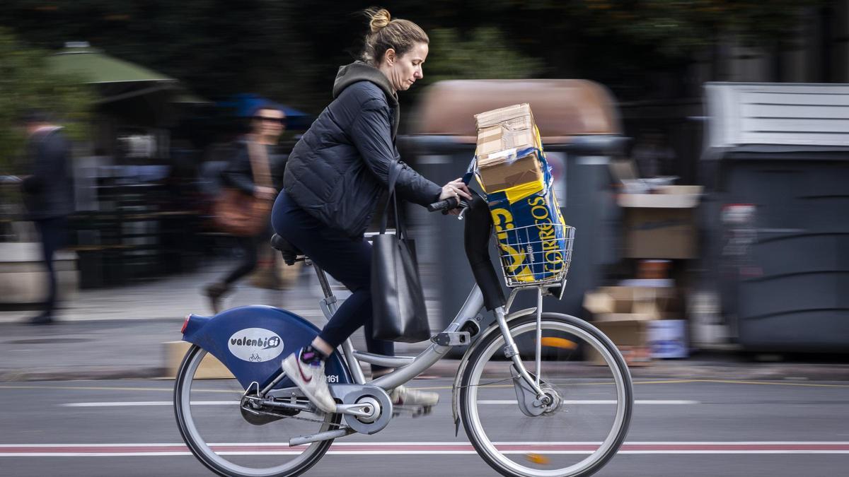 Una usuaria de Valenbisi, el servicio de alquiler de bicicletas en València.