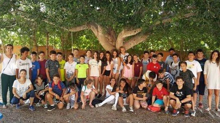 Los alumnos participantes durante la jornada de ayer, y algunas de las actividades durante el curso.