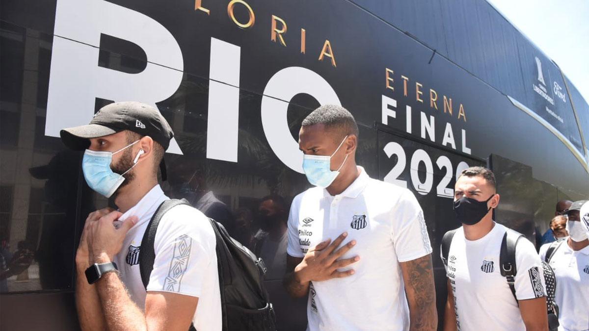 La delegación del Santos FC a su llegada a Río de Janeiro
