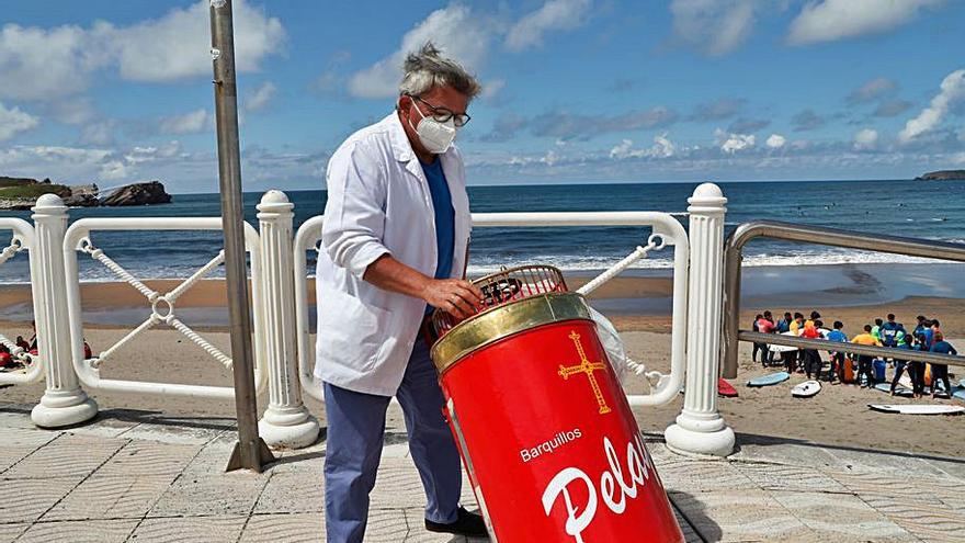 El popular barquillero con el bombo, en el paseo de Salinas