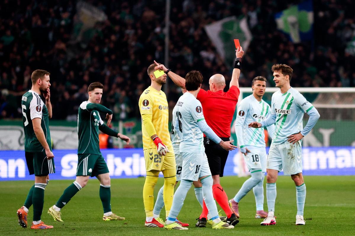 Szymon Marciniak muestra la roja a Diego Llorente tras el penalti cometido sobre Svidersky en el Panathinaikos-Betis de octavos de Europa League en Atenas