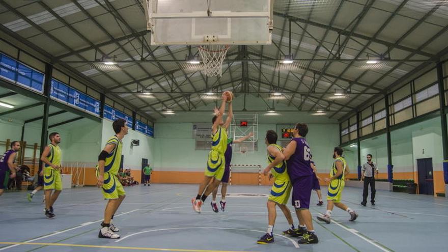 Un partido de baloncesto en el pabellón José Paterna.