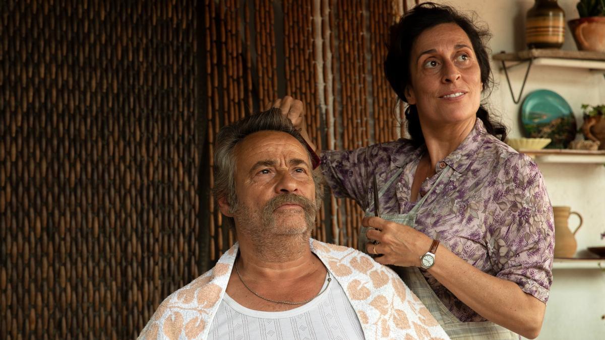 Captura de la película 'El 47' en la que aparecen los personajes de Carme Vila y Manolo Vital