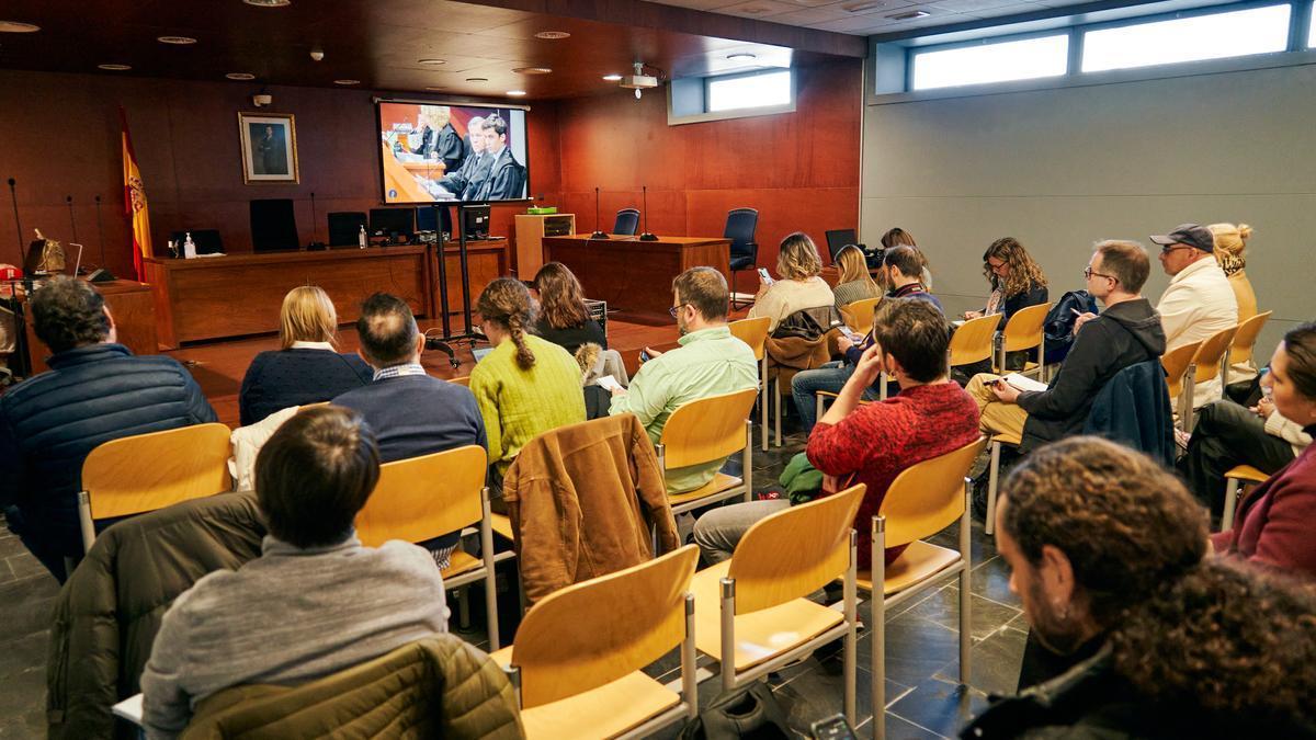 Los medios siguen el juicio en la sala contigua.