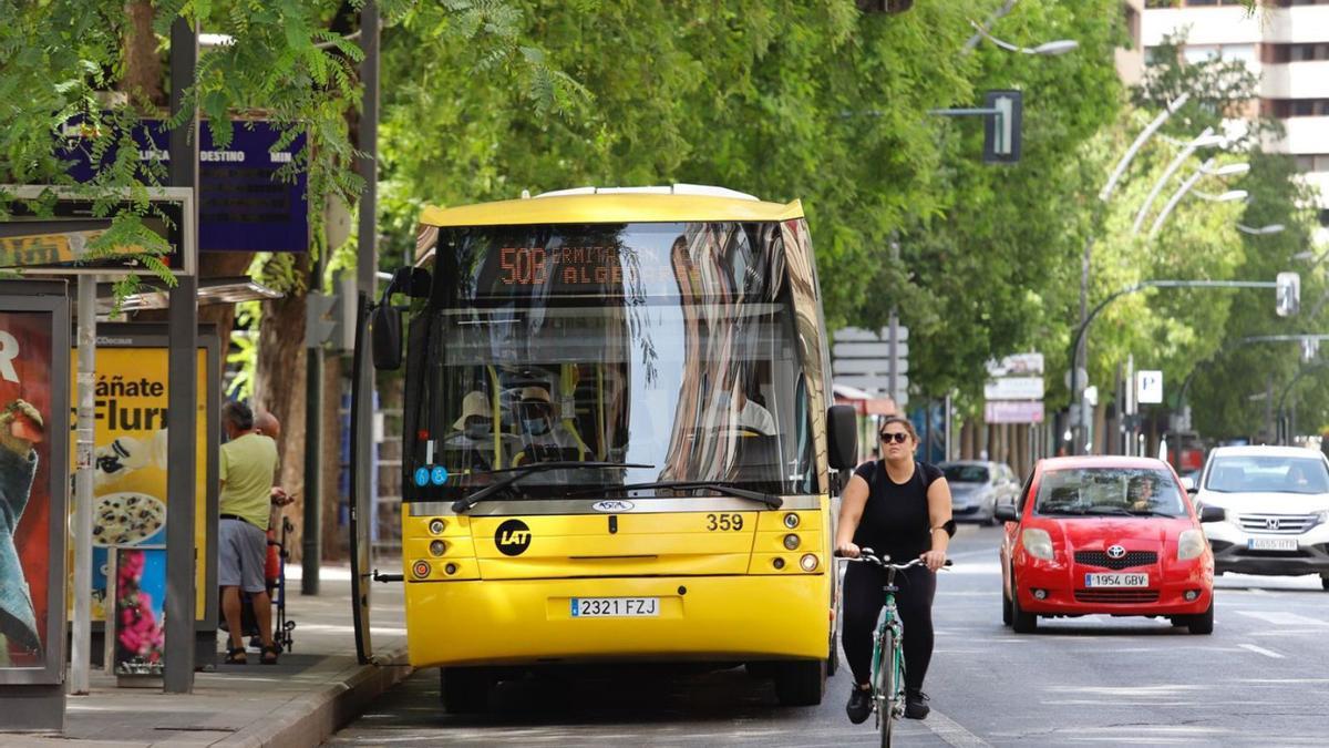 Un autobús del servicio de Latbus a Algezares a su paso por Murcia | JUAN CARLOS CAVAL