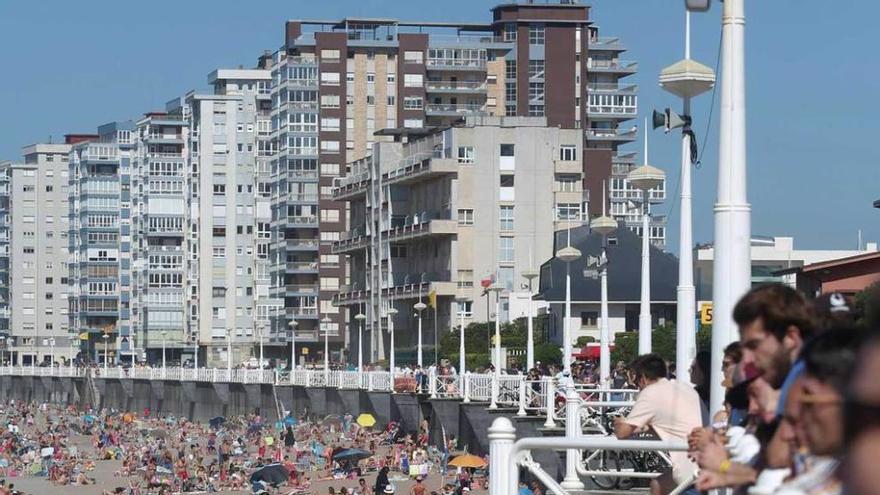 Asistentes a la playa de Salinas.