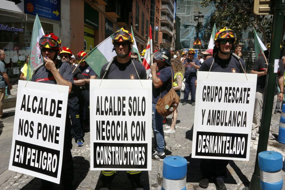 La manifestación, que partía del parque de bomberos de Martiricos, ha recorrido las calles de Málaga hasta llegar a la plaza de la Constitución