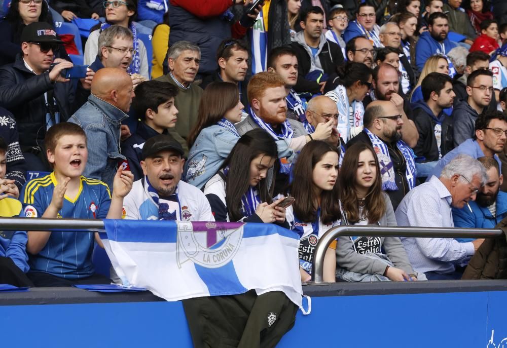 La afición del Celta fue, una vez más, protagonista de la fiesta del fútbol gallego. Más de 900 celtistas viajaron a Riazor, animaron al equipo y cantaron en himno de Galicia a capela junto a la hinch