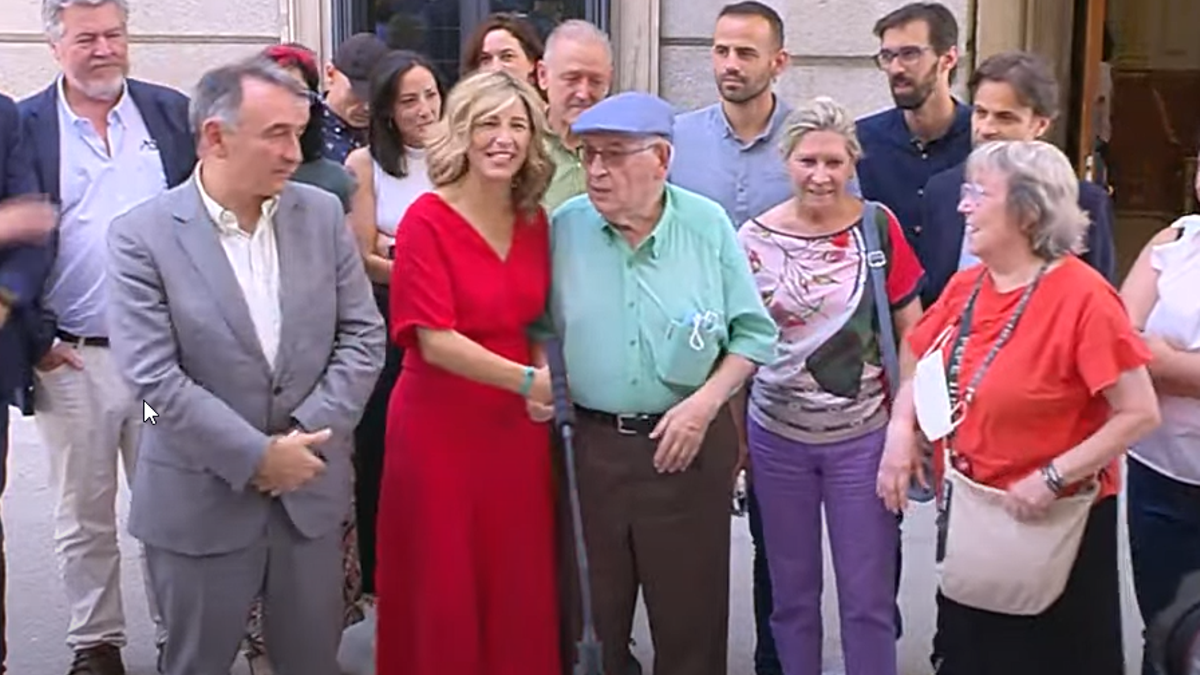 Yolanda Dïaz acompaña al comunista histórico Víctor Díaz Cardiel, tras asistir al debate sobre la Ley de Memoria Democrática.png