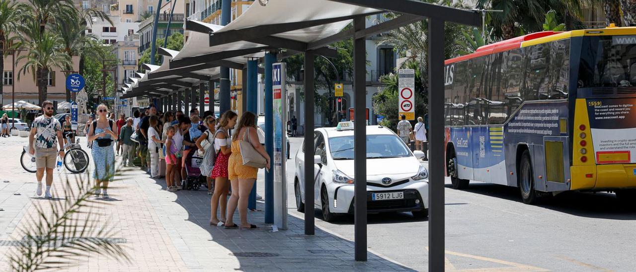 Cola de personas esperando un taxi en la parada del puerto de Eivissa. | TONI ESCOBAR