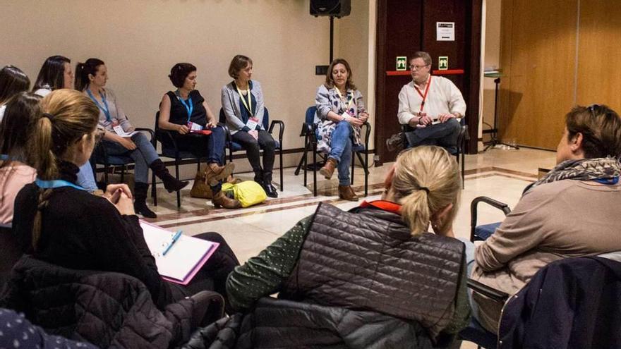 Eduardo Carreño, a la derecha, dirigiéndose al resto de participantes en el taller sobre adicciones.