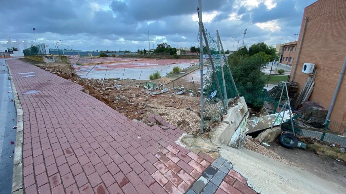 Aspecto de la zona tras las lluvias. A la derecha el recinto del IES Mare Nostrum