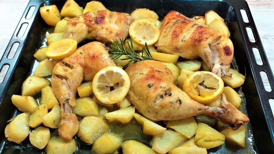 Te chuparás los dedos con esta receta: pollo asado al limón, con papas y queso feta