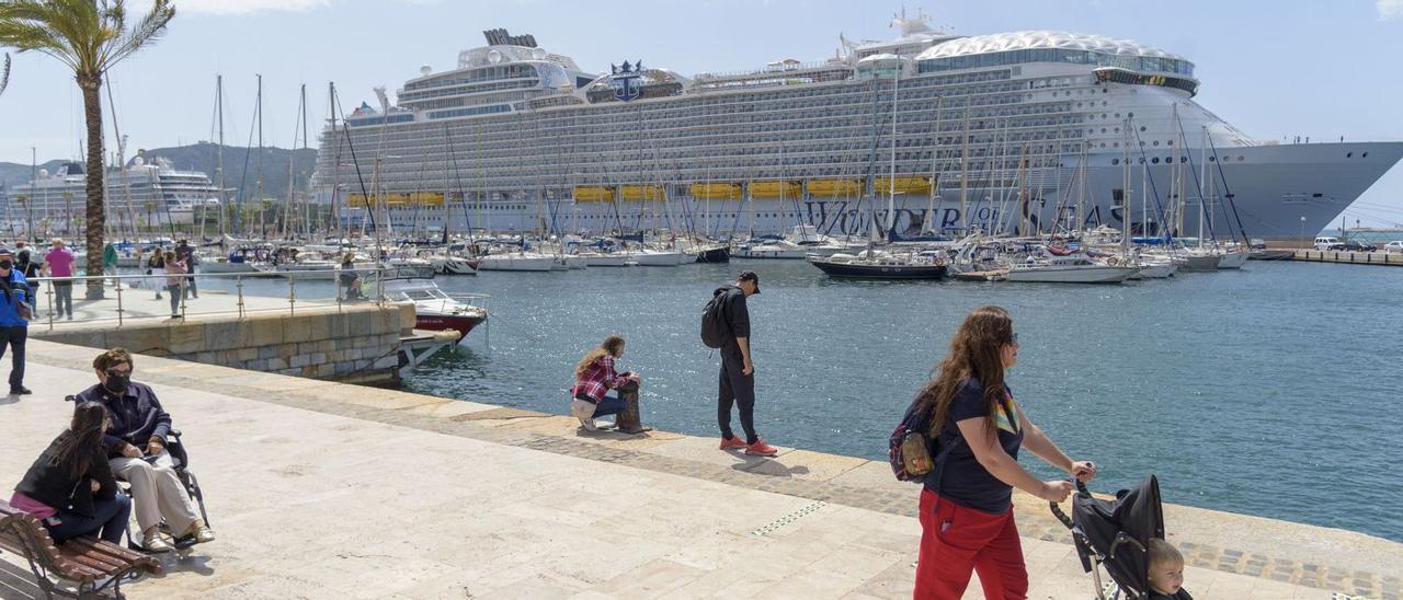 El imponente buque ‘Wonder of the Seas’ hizo escala en el la ciudad durante la mañana de ayer, llamando la atención de los más curiosos. | IVÁN URQUÍZAR