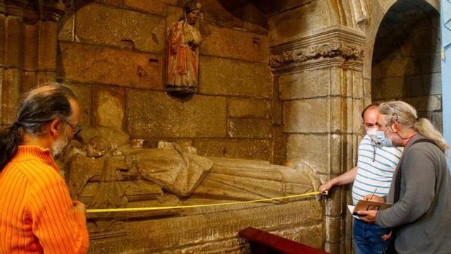Arqueólogos y restauradores en el sarcófago de Juan Martiño de Soutomayor, que será exhumada. |   // I. A.