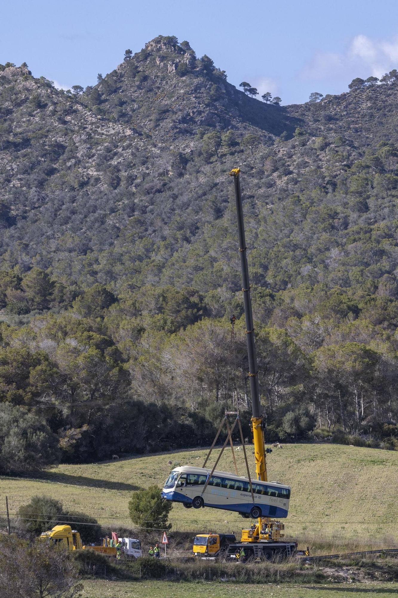 FOTOS | Un autobús del Imserso cae por un terraplén entre Sant Llorenç y Son Servera