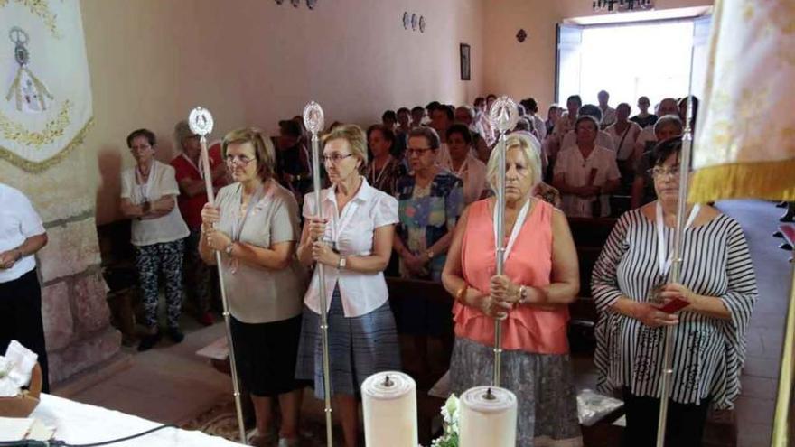 Hermanos durante la novena de ayer en la ermita de la Peña de Francia.