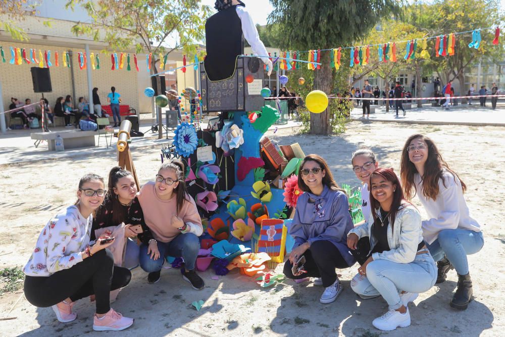 El Instituto recupera la tradición fallera que se celebraba hace lustros en el municipio y dedica el monumento al erudito local Thomas Villanova. Los alumnos recibieron una bañá primaveral por parte d